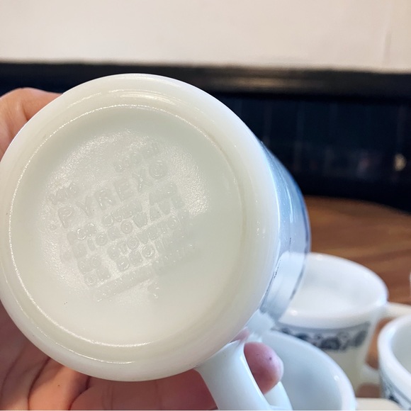 Pyrex corningware old town blue milk glass mug set of 6 mugs navy blue white 70s - Picture 8 of 8